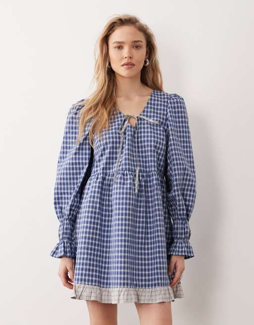 Vestido corto a cuadros vichy azules y blancos con lazada delantera de YAS, 2 de 4