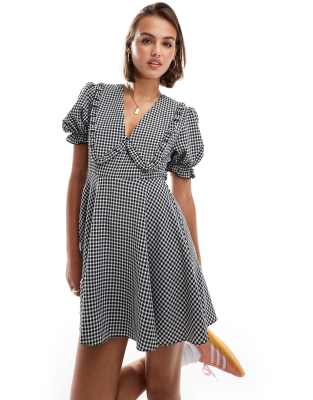 Vestido corto a cuadros vichy monocromáticos con cuello tipo babero de Miss Selfridge