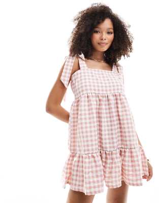 Vestido corto a cuadros vichy rosa rubor escalonado con lazadas en los hombros de Miss Selfridge