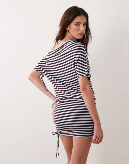 Vestido corto a rayas marrones y azules con hombro caído Harriet de Supré, 2 de 4