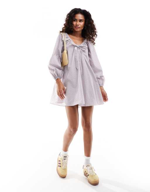 Vestido corto a rayas marrones y moradas de corte amplio con lazada de Glamorous