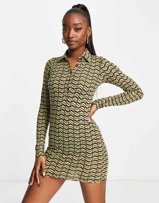 Vestido corto ajustado verde con estampado de chevrón, solapas y cuello de pico de Motel