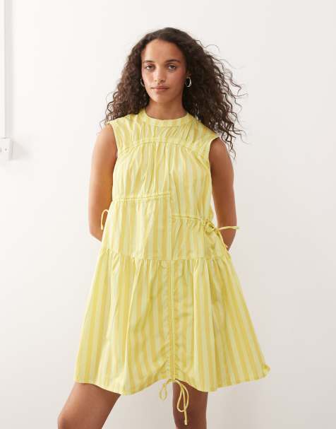 Vestido corto amarillo a rayas con detalles fruncidos de COLLUSION - view 1
