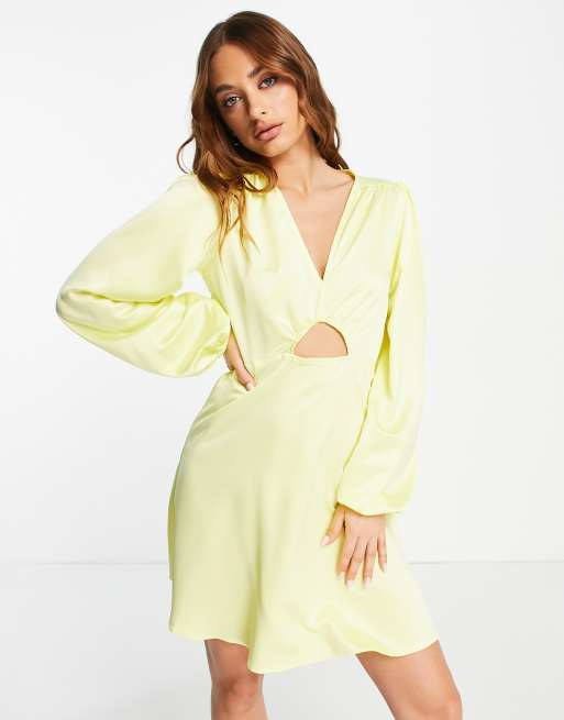 Vestido corto amarillo con detalle de abertura de River Island
