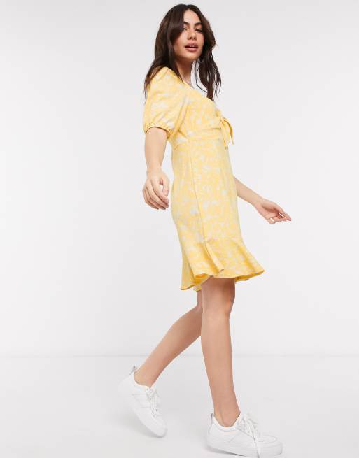 Vestido corto amarillo con diseño estampado Mayan de Monki, 4 de 4