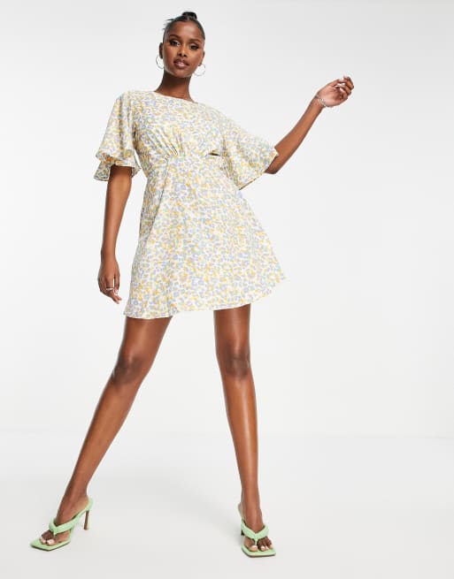 Vestido corto amarillo con estampado animal y mangas acampanadas de chifón de AX Paris