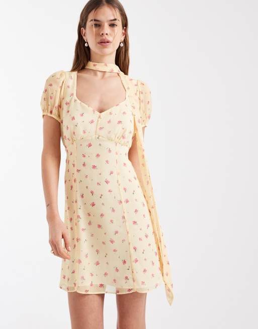 Vestido corto amarillo con estampado de florecitas y fular de chifón de New Look, 2 de 4