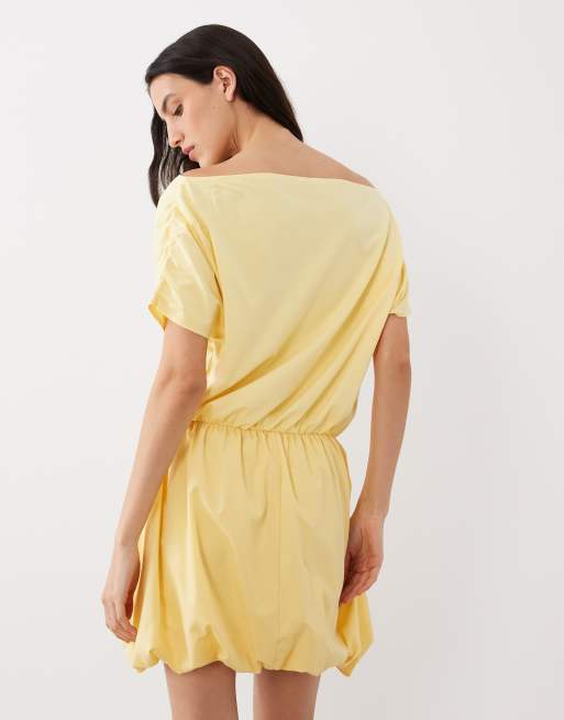 Vestido corto amarillo crema abullonado con escote Bardot de ASOS DESIGN, 3 de 4