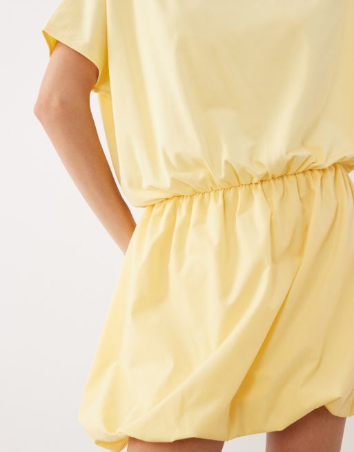 Vestido corto amarillo crema abullonado con escote Bardot de ASOS DESIGN, 4 de 4