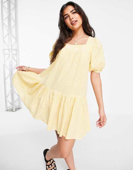 Vestido corto amarillo estampado y escalonado con escote cuadrado de sirsaca de New Look