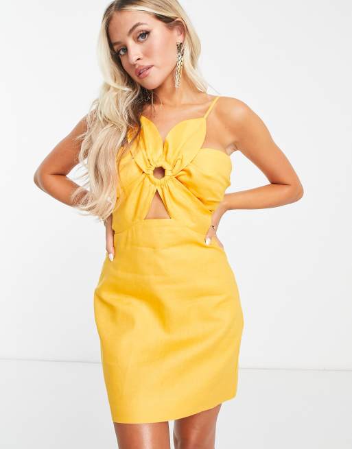Vestido corto amarillo girasol con aberturas de Forever New Petite, 3 de 4
