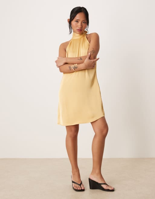 Vestido corto amarillo maíz con cuello halter de satén de VILA Petite, 2 de 4