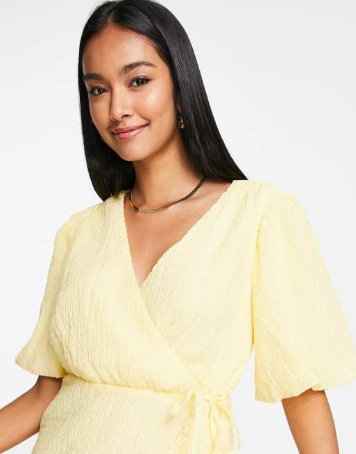 Vestido corto amarillo pastel con acabado texturizado y volantes en las  costuras exclusivo de Vila | ASOS