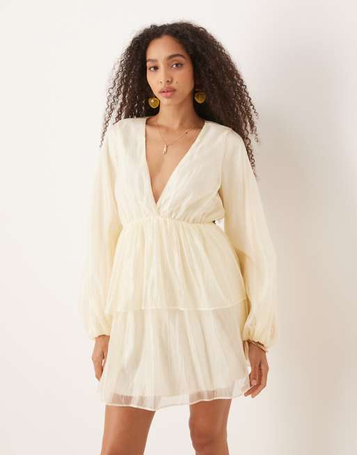 Vestido corto amarillo tenue de manga larga con cuello de pico de Gina Tricot