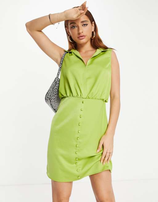 Vestido corto amarillo verdoso con cuello y detalle de botones de Lola May