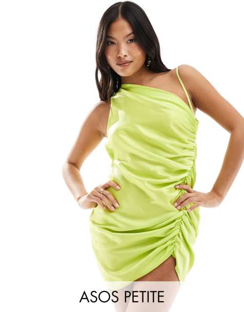 Vestido corto amarillo verdoso con tirantes asimétricos y lateral fruncido de satén de ASOS DESIGN Petite - view 1