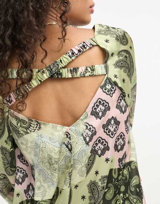 Vestido corto amplio con cuello de pico, mangas estilo kimono, espalda cruzada y estampado variado de cachemir de ASOS DESIGN, 2 de 4