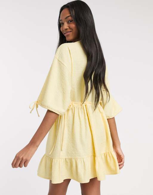 Vestido corto amplio con diseño texturizado en amarillo pastel de ASOS  DESIGN | ASOS