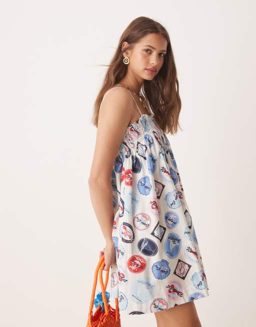 Vestido corto amplio con estampado 