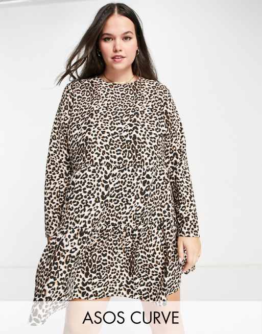 Vestido corto amplio de manga larga con diseño escalonado y estampado animal de ASOS DESIGN Curve