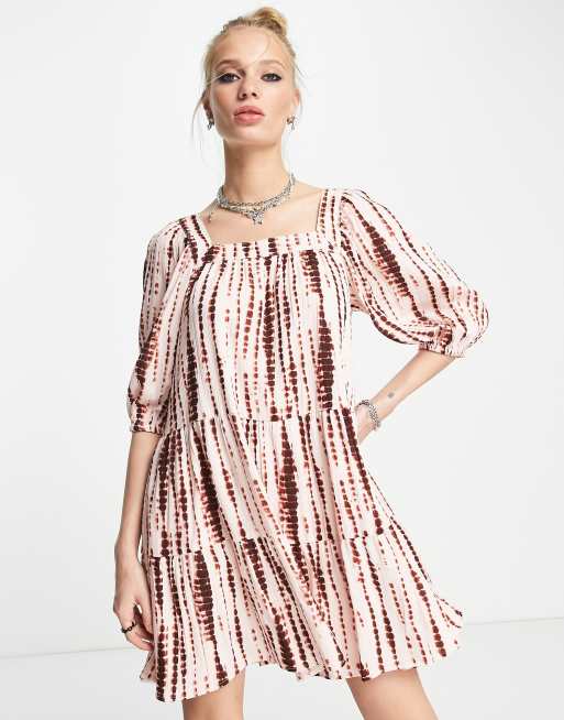 Vestido corto amplio escalonado con efecto tie dye y escote cuadrado de Violet Romance