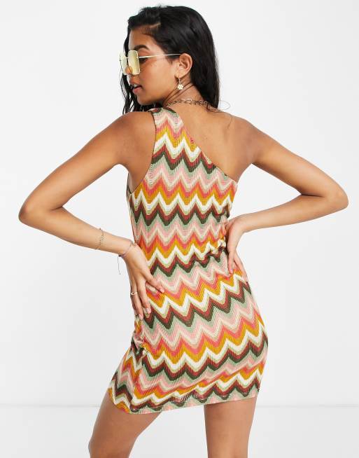 Vestido corto asim trico con estampado multicolor en zigzag de