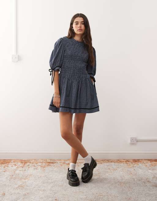 Vestido corto azul a cuadros con cuerpo fruncido y ribetes de terciopelo de Reclaimed Vintage