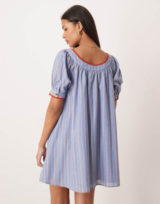 Vestido corto azul a rayas rojas de estilo babydoll con botones de ASOS DESIGN, 3 de 4