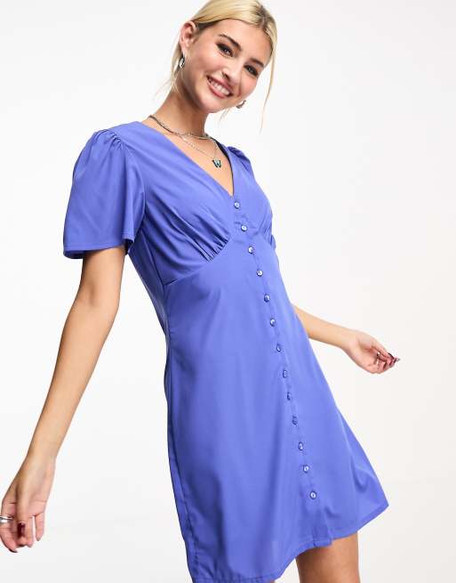 Vestido corto azul abotonado con cuello de pico de Noisy May