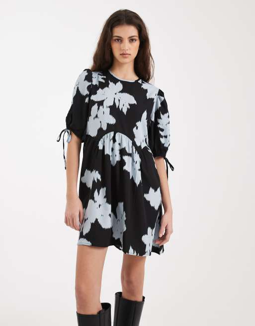 Vestido corto azul amplio con estampado floral abstracto de Wednesday's Girl