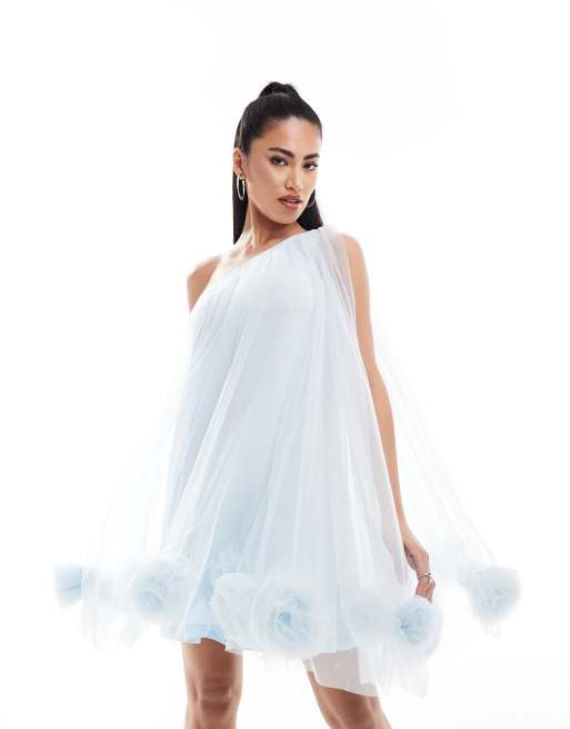 Vestido corto azul cielo asimétrico con bajo de volantes de tul exclusivo de Lace & Beads