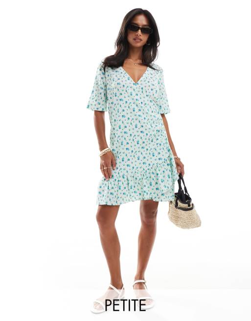 Vestido corto azul claro cruzado en la parte delantera con estampado floral de Vero Moda Petite