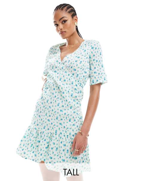 Vestido corto azul claro cruzado en la parte delantera con estampado floral de Vero Moda Tall - view 1