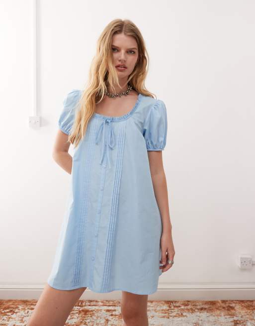 Vestido corto azul claro de estilo babydoll con detalle de pinzas de COLLUSION, 2 de 4
