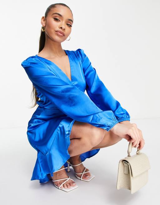 Vestido corto azul cobalto cruzado de satén de AX Paris