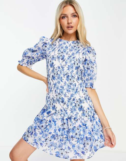 Vestido corto azul con estampado de porcelana fruncido con volantes en el bajo de New Look
