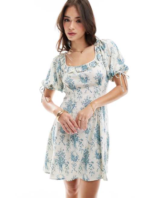 Vestido corto azul con estampado floral, mangas abullonadas y volante en el cuello de ASOS DESIGN