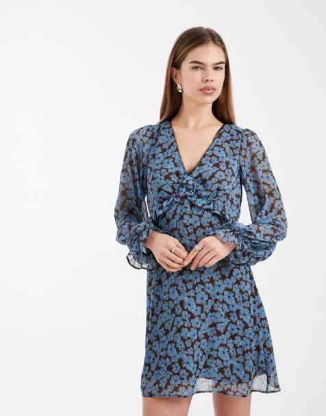 Vestido corto azul con estampado floral y cuello de pico de chifón de New Look - view 1