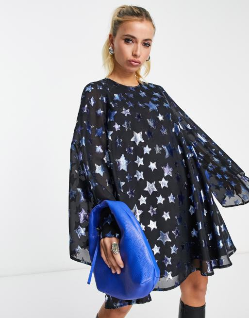 Vestido corto azul de estilo retro con vuelo, mangas acampanadas y estampado de estrellas de Twisted Wunder