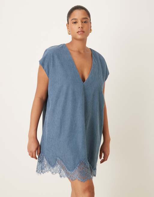 Vestido corto azul denim de corte recto de pana con ribete de encaje de ASOS DESIGN Curve, 4 de 4