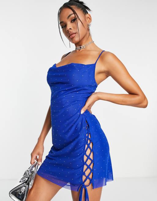 Vestido corto azul eléctrico con detalle de cordones y diseño de strass de ASYOU