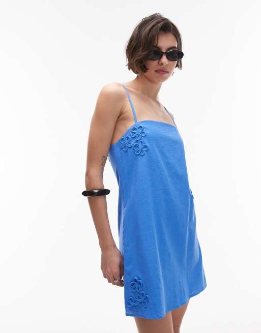 Vestido corto azul luminoso de tirantes con escote cuadrado y aplicaciones de flores de mezcla de lino de SNDYS