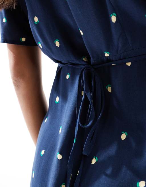 Vestido corto azul marino abotonado de corte skater con estampado de limones de Vero Moda, 2 de 4