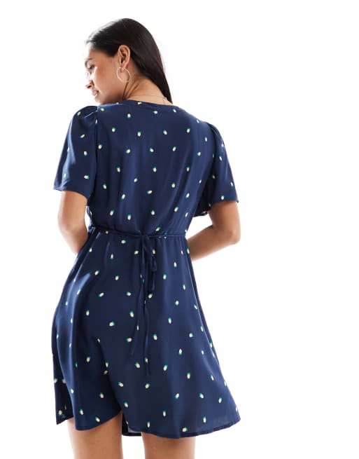 Vestido corto azul marino abotonado de corte skater con estampado de limones de Vero Moda, 3 de 4