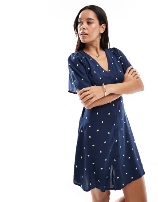 Vestido corto azul marino abotonado de corte skater con estampado de limones de Vero Moda, 4 de 4