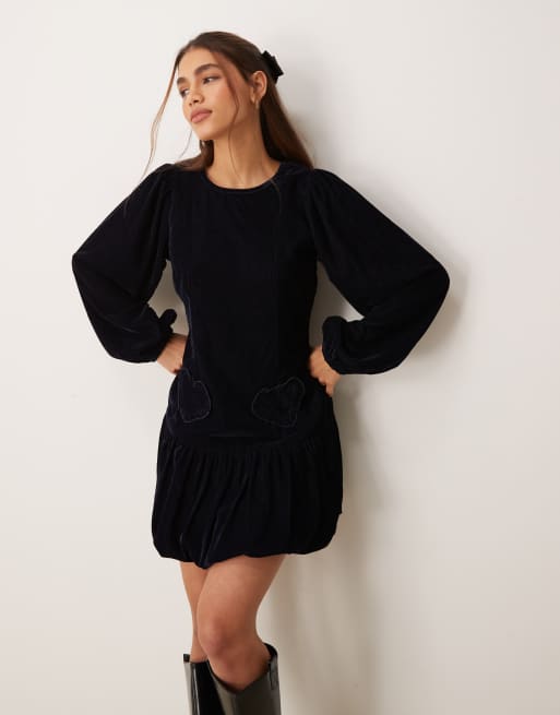 Vestido corto azul marino con detalle de corazón de terciopelo de Neon Rose