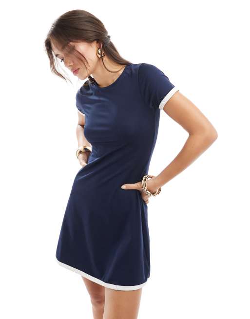 Vestido corto azul marino con ribetes blancos en contraste Sport Core de PIECES