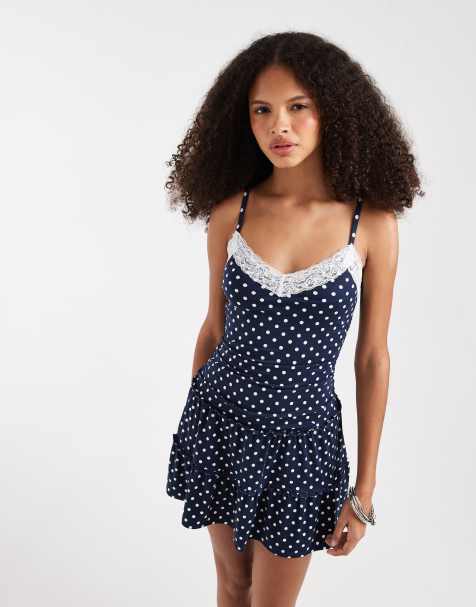Vestido corto azul marino escalonado de tirantes con pantalones cortos y ribete de encaje de Hollister - view 1