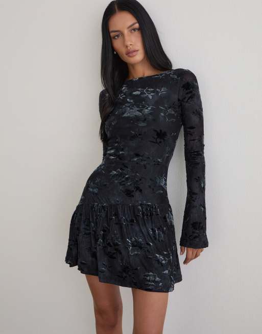 Vestido corto azul oscuro con patrón de hojas de terciopelo Anyeli de Motel, 2 de 4