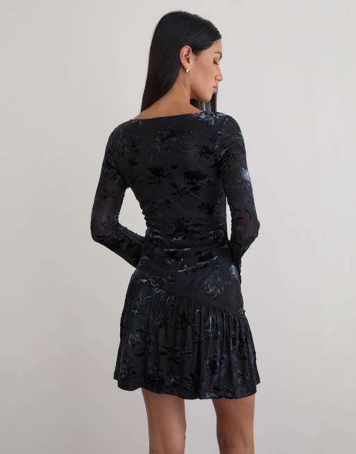 Vestido corto azul oscuro con patrón de hojas de terciopelo Anyeli de Motel, 3 de 4